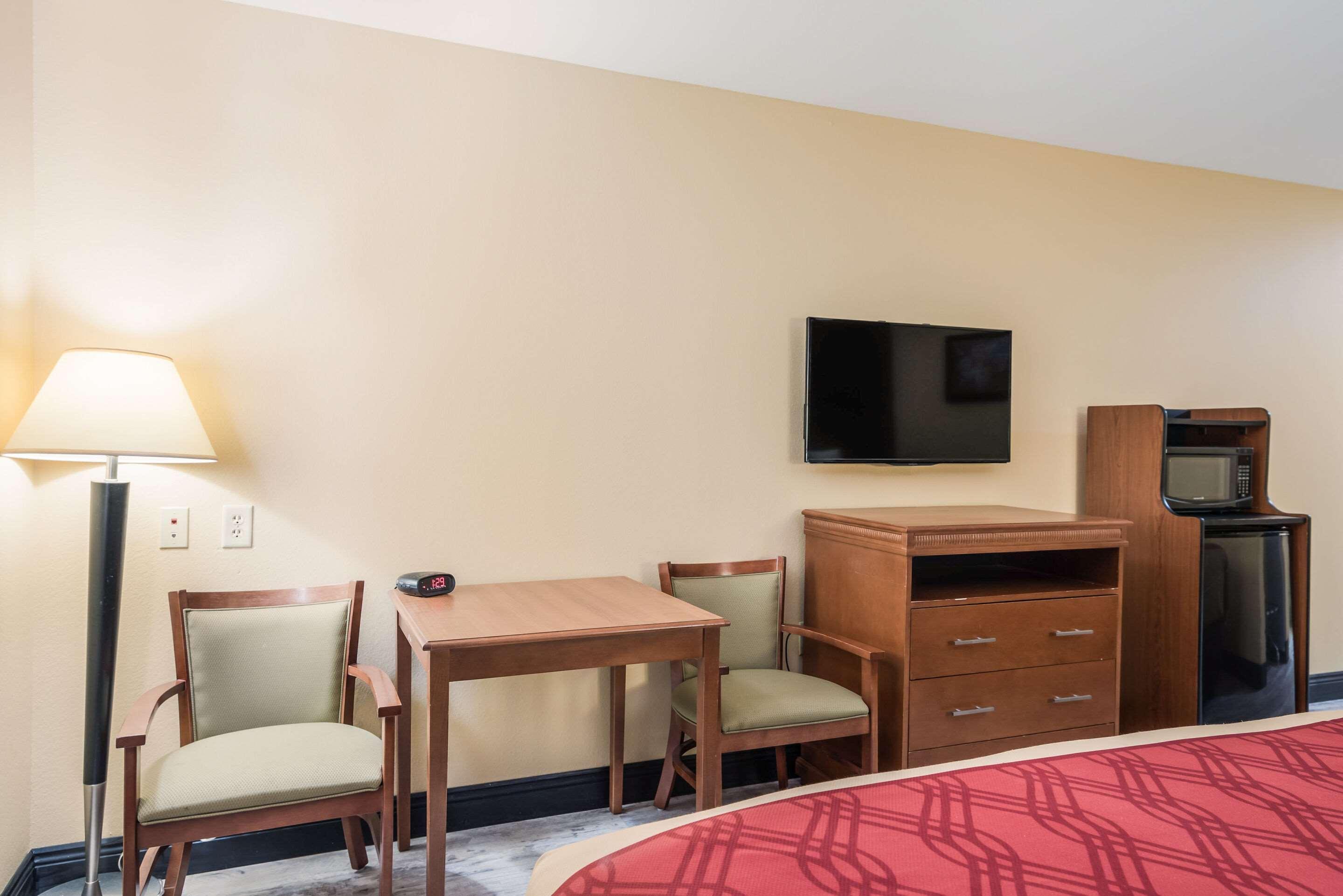 Econo Lodge Inn & Suites Little Rock Sw מראה חיצוני תמונה